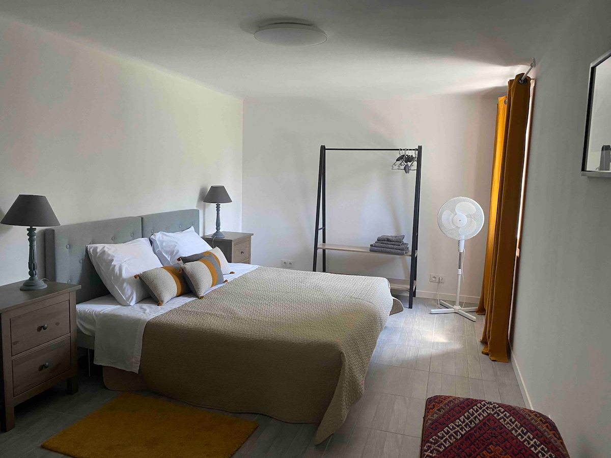 חדר שינה סופר קינג עם חדר מקלחת צמוד ונוף מעל הנהר 