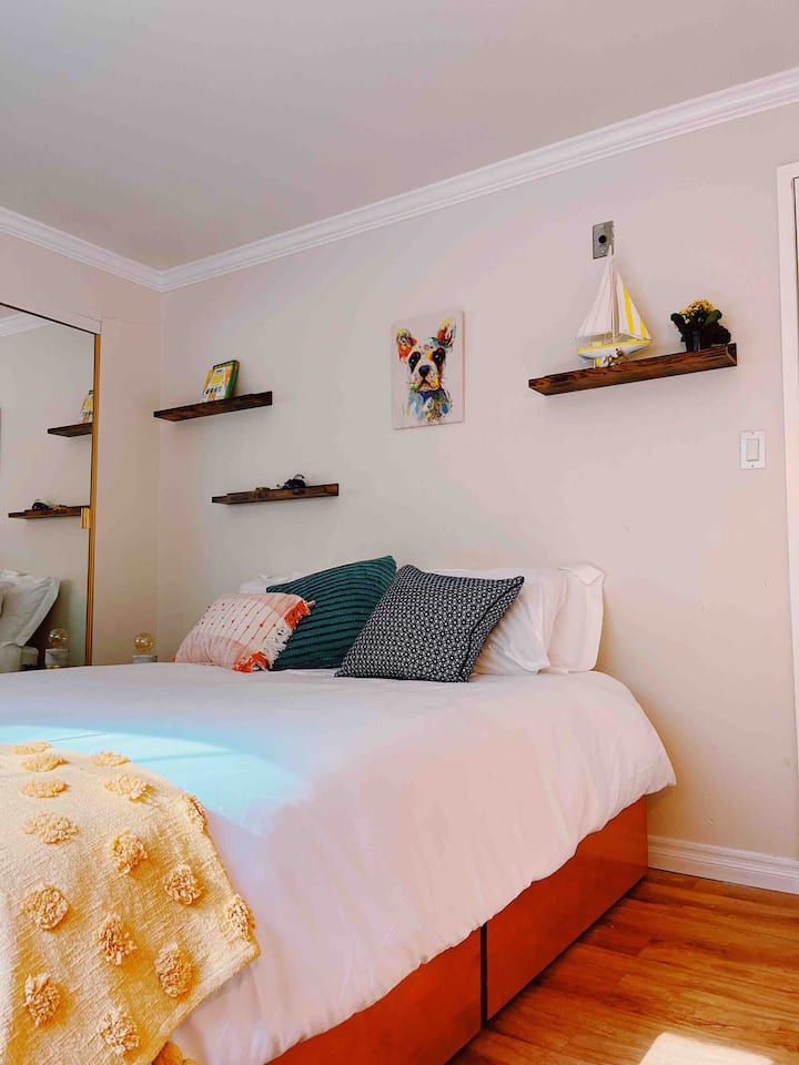 ห้องนอนที่มีแสงแดดส่องถึงชั้นบนสุด