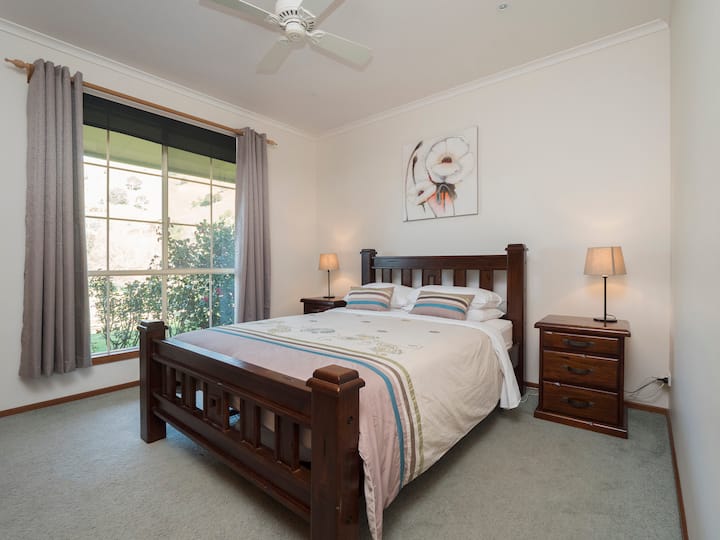 Hillview, dormitorio queen 2: armario, armarios, cajones, lámparas, manta eléctrica y ventilador