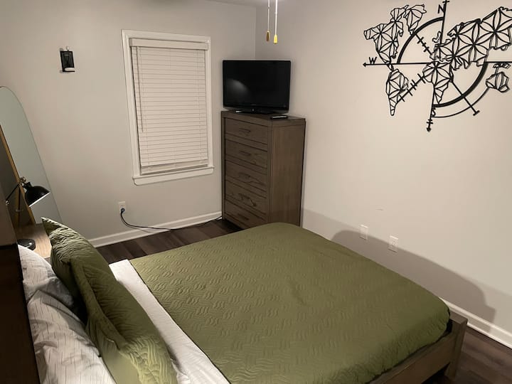 Cama tamaño queen con TV inteligente en la habitación