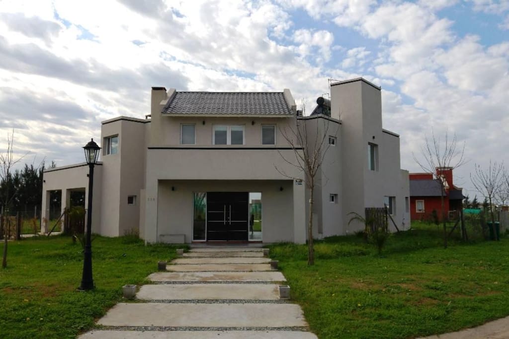 Entrada principal. Casa en esquina con amplio jardín.