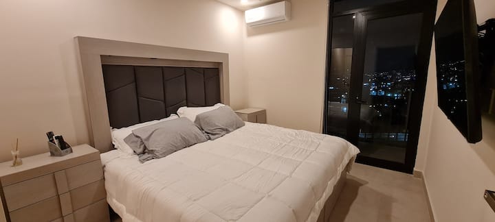 Chumba cha kulala na kitanda cha King, vyumba vya kulala, hali ya hewa, vipofu vya mchana na usiku, skrini, mtandao. Pia ina roshani. Ukiwa na aina hizi za vipofu utafurahia sana ikiwa hutaki mwanga wowote. 