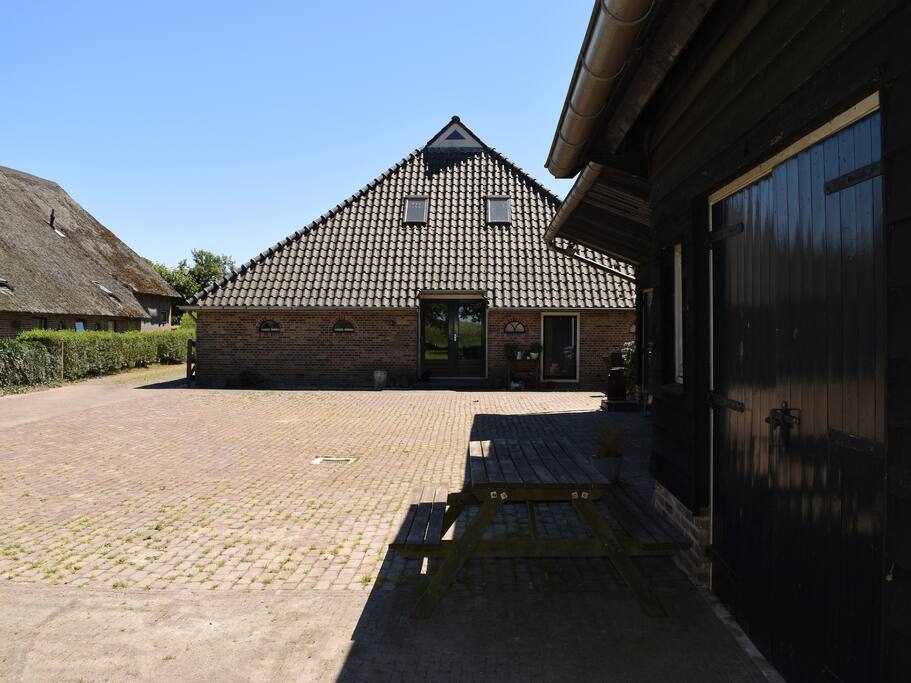 Achterkant B&B + parkeerplek