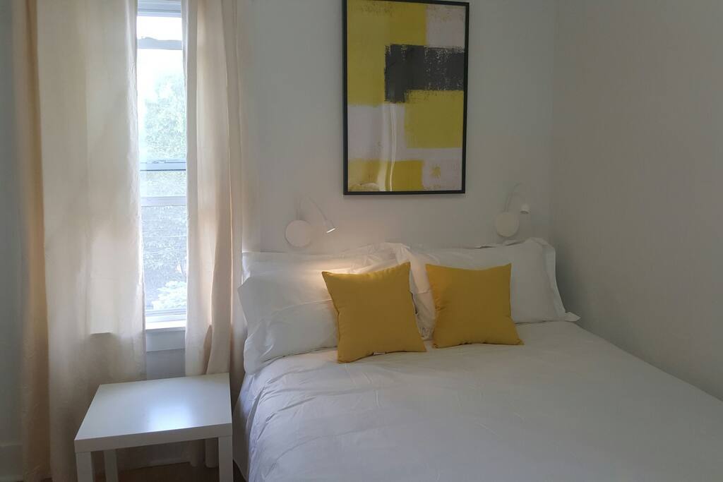 Two large windows give the room a very good airing.