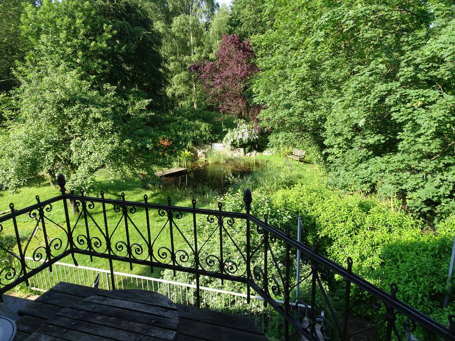 Balkon mit Blick auf Garten mit Teich