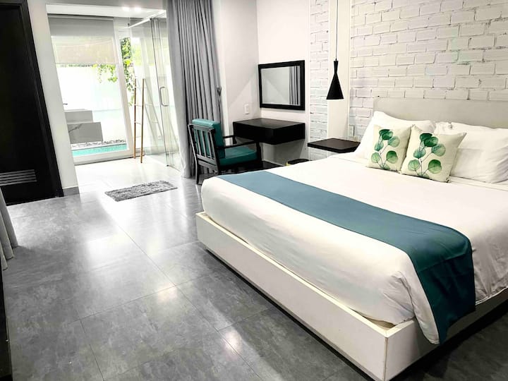 غرفتا النوم 1 و 2 في الطابق الأرضي مع حمام السباحة الخاص المرفق على الجانب الخلفي