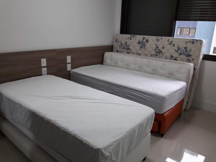 Suite 2: 2 camas individuales y colchones adicionales.