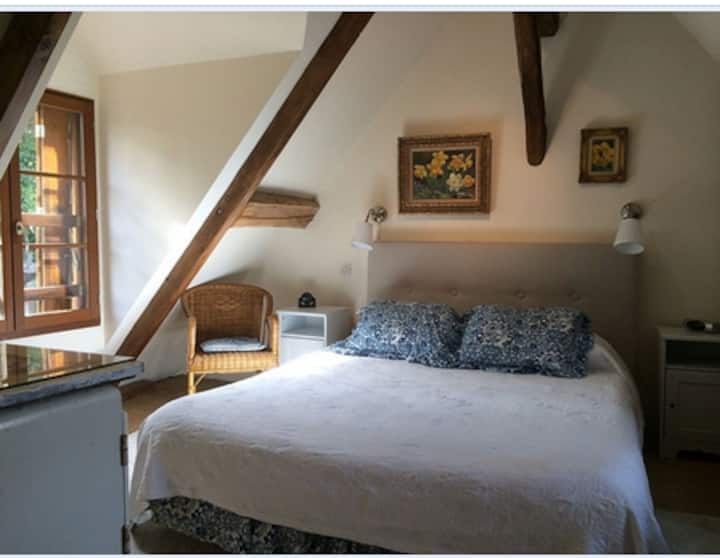 Segundo maestro sobre la cocina  , aire acondicionado.
2 ventanas de loft con persianas  /mosquiteras ,armario y cómoda.