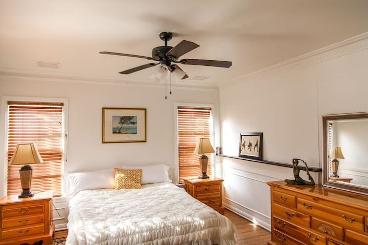 HEART of LA OASIS W/Breakfast