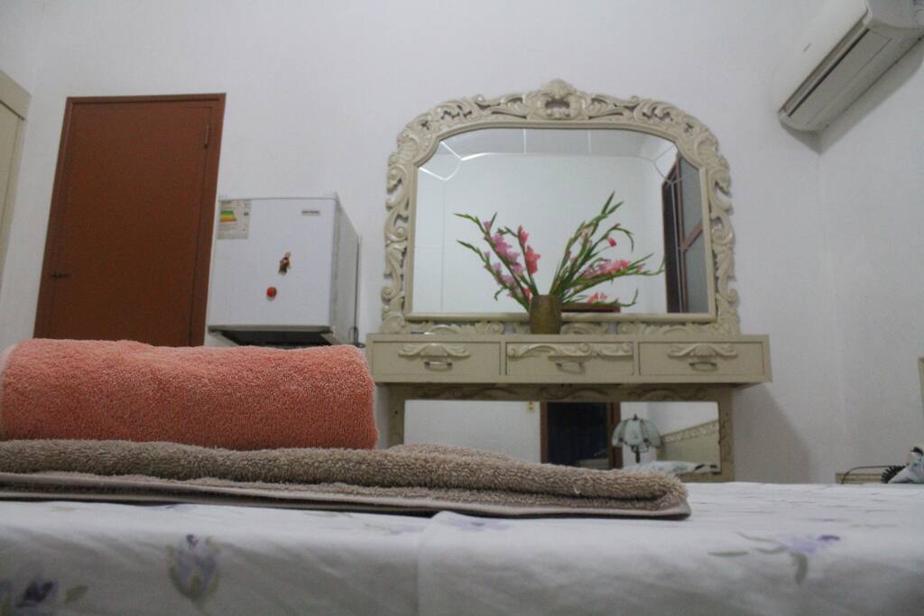 habitación climatizada con muebles antiguos recomendada para enamorados.