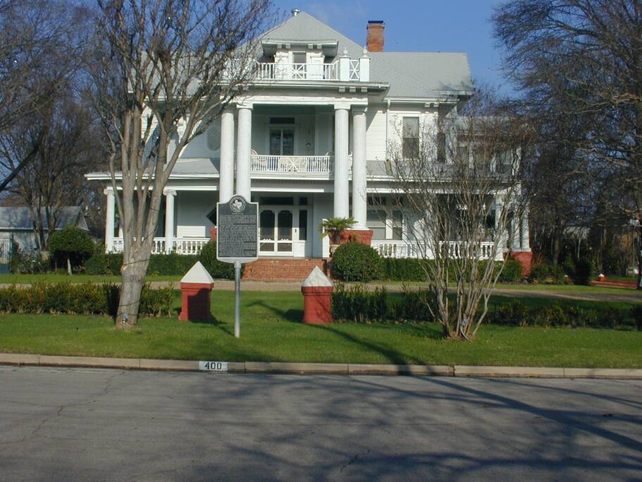 Front view of the Moore-Ventura Bed and Breakfast