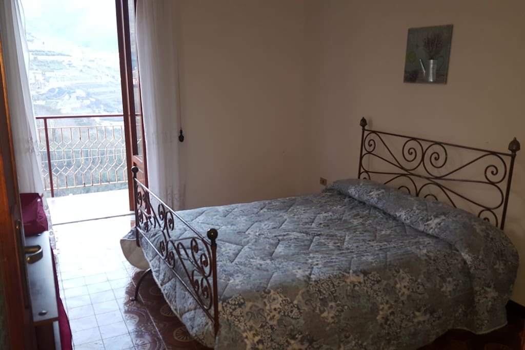 Camera da letto matrimoniale, con possibilità di aggiunta culla per bambini