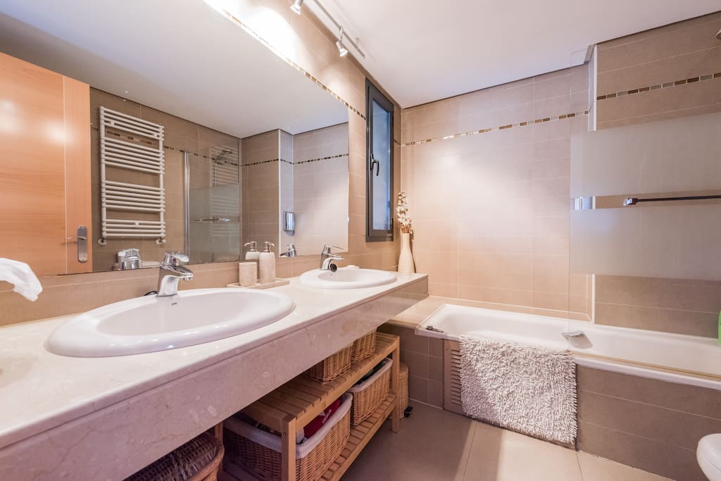 Your comfortable ensuite prívate bathroom, featuring a whirlpool jetted bathtub (160x65) @ Sierra de Madrid