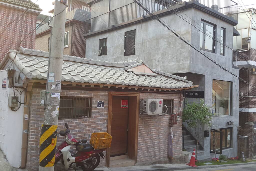 여유당은 요렇게 3층집들 사이에 끼어있는 조그만 단층 한옥입니다.