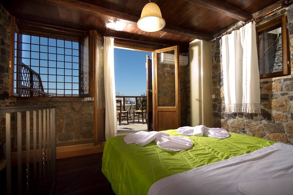 Queen size bed.
