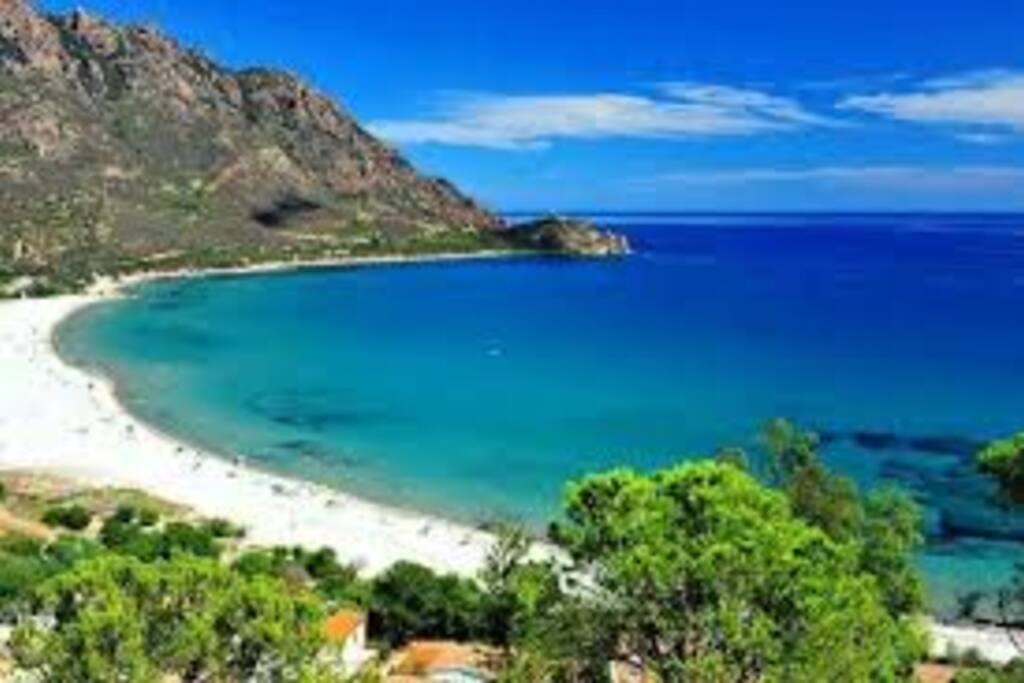 vista spiaggia col monte Ferru dove esiste base militare aeronautica
