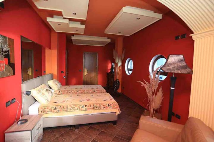 chumba kidogo cha kulala. kuna vitanda viwili vya mtu mmoja ambavyo vinaweza kuwekwa karibu ili kuunda kitanda cha watu wawili. Kiti cha mikono kizuri cha kukaa na kupumzika. 