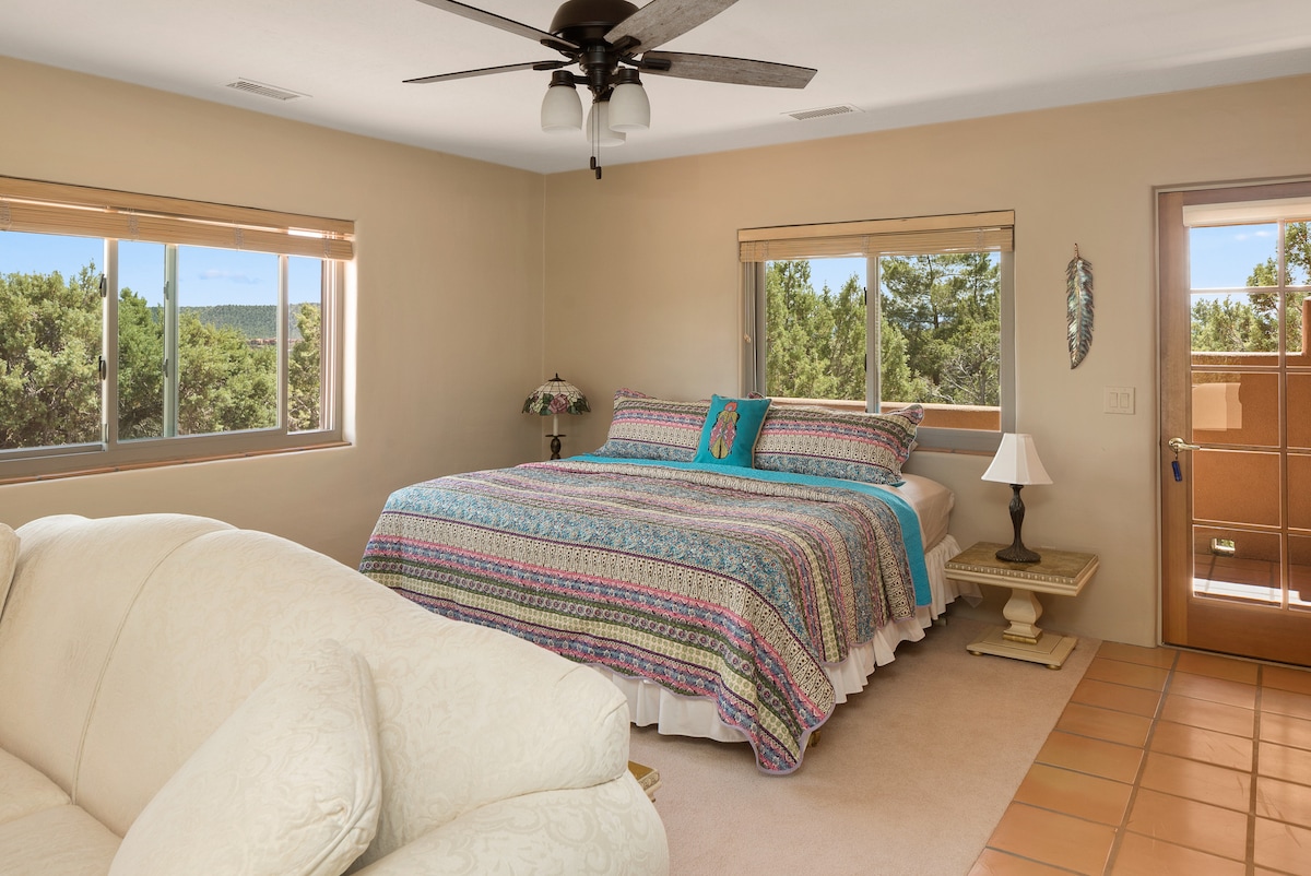 Apartmán s manželskou posteľou King na druhej strane s obývacou časťou a vlastným balkónom, ako aj vlastnou kúpeľňou. 