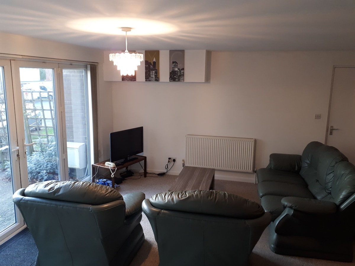 Lounge with virgin Wi-Fi and TV package, sofe i stolić 