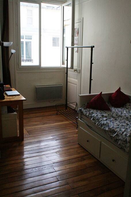 la chambre en location avec lit devant un 2 place.