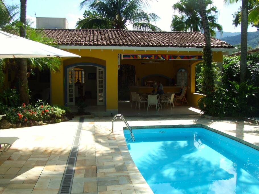 Piscina com area de churrasco no fundo/ pool with BBQ area in the background