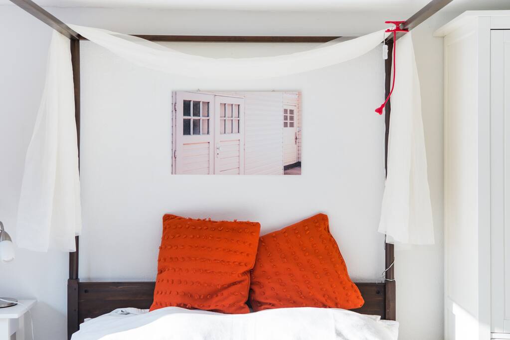 Gemütliches Bett mit weißem Himmel