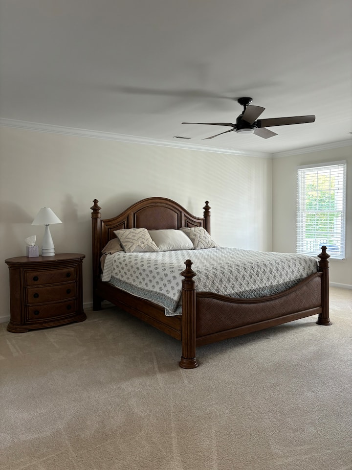 Dormitorio principal con cama tamaño king, baño privado, balcón, televisión grande. 