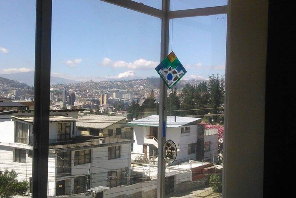 Sala. Vista al volcán Cotopaxi (en ocasiones se ve nevado el Antisana y el Corazón)