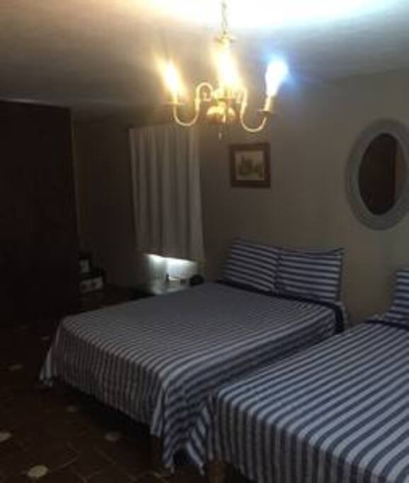 La habitación cuenta con 2 camas matrimoniales