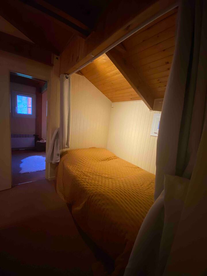 The alcove, with a bed in 120