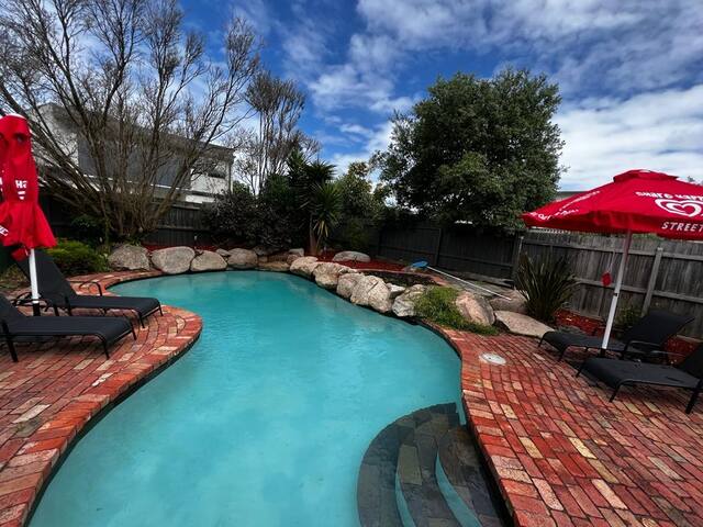 80’s Renovated Gem 400m to Beach gallery image 2