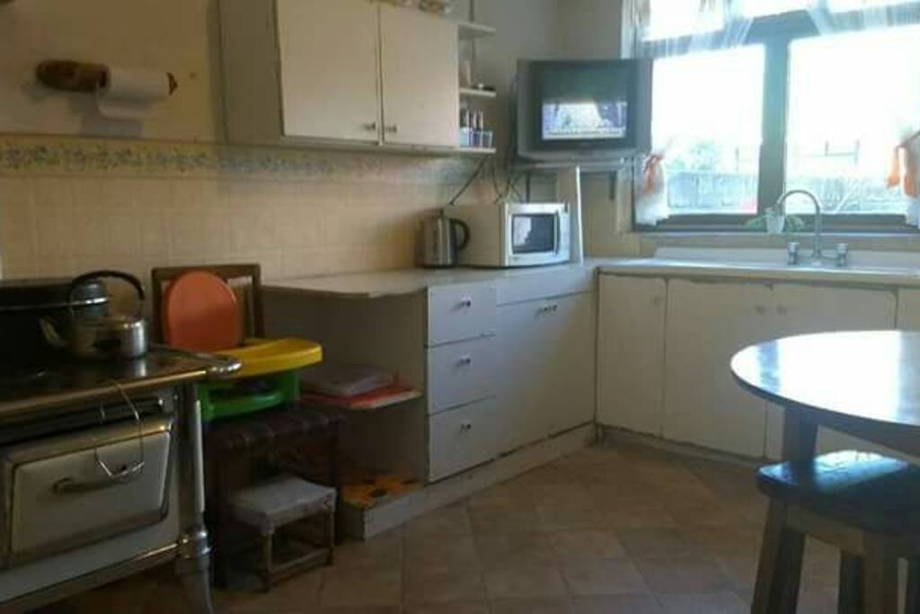 cocina magallanica a gas,con microondas,tv con cable,hervidor, equipada,con mesa redonda y sillas