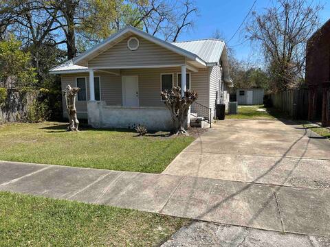 Bait ‘em up Bungalow in Downtown Eaufaula