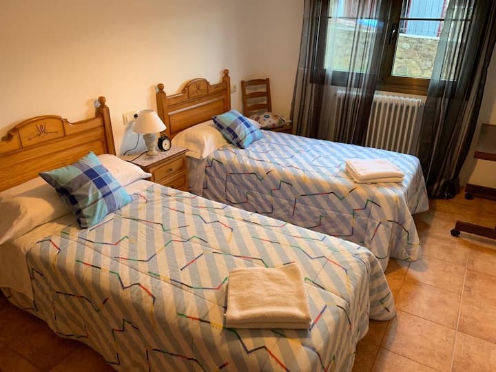 Esta habitación cuenta con dos cómodas camas individuales y un práctico armario empotrado. Perfecta para amigos o familiares, ofrece espacio y comodidad para dos personas.