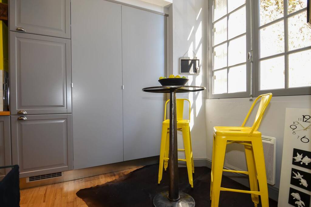 une petite table dans la cuisine