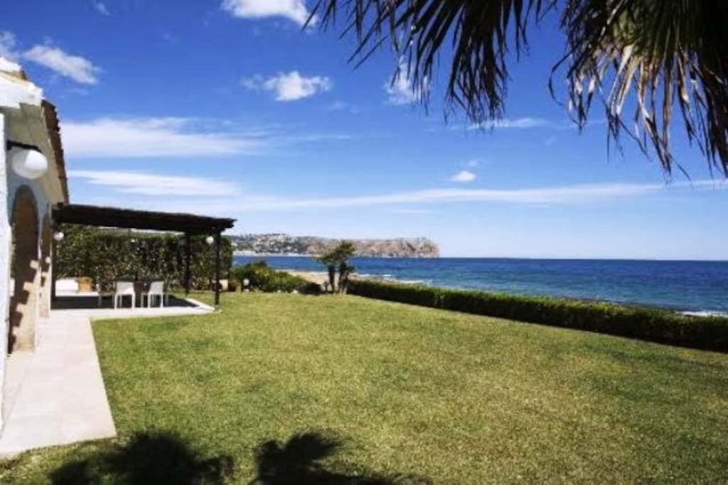 Magnifico jardín con vistas al mar