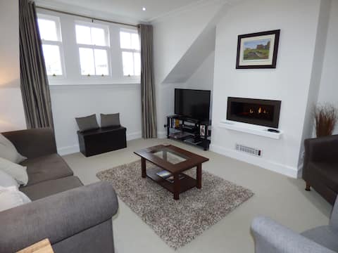 Top Airbnb: 3 bedroom flat 2 mins walk to the Old course in St Andrews And St Leonards