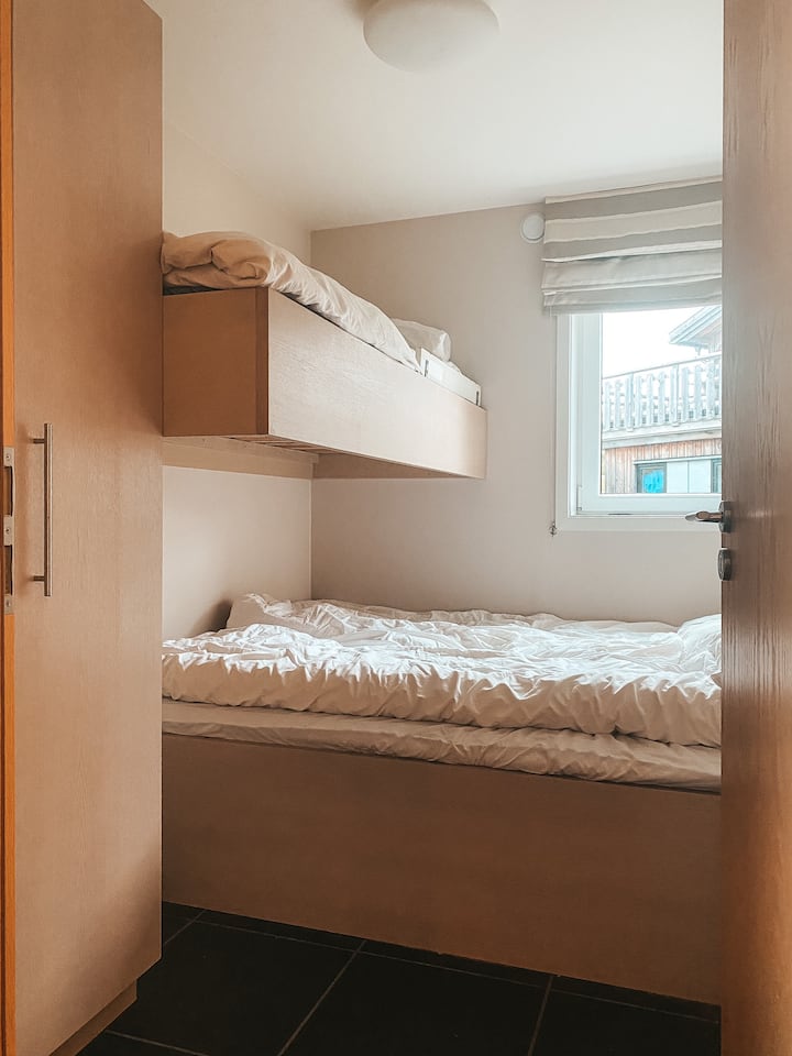 卧室2 -双人床、单人双人床和衣柜。 