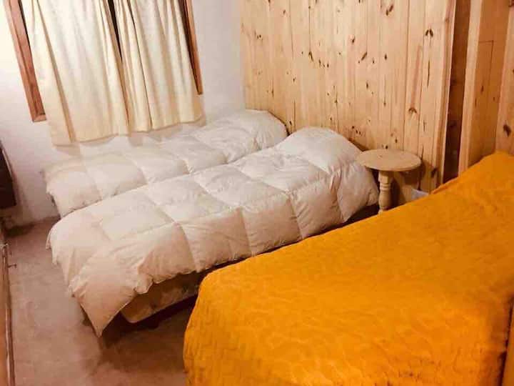 Izba s 3 samostatnými lôžkami (možnosť vytvoriť 1 manželskú posteľ a 1 samostatné lôžko)