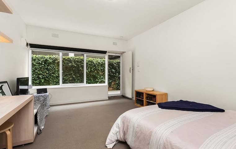 Modern Studio,Spenser St St Kilda. Free park& wifi