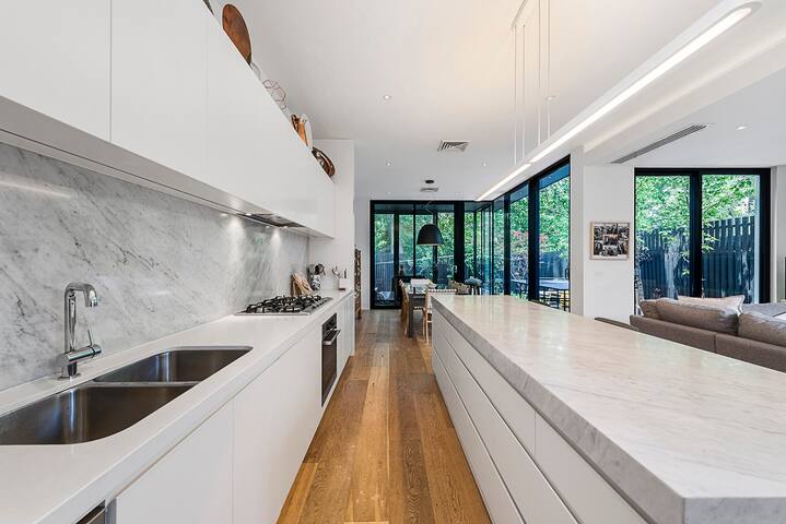 McKinnon – 4 bedroom Parkside Luxury Family Home gallery image 2