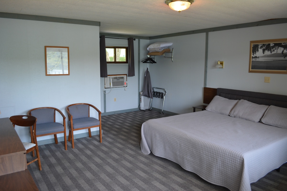 Chata 2: spálňa s manželskou posteľou King (všetky tri spálne s manželskou posteľou King sú takmer rovnaké)