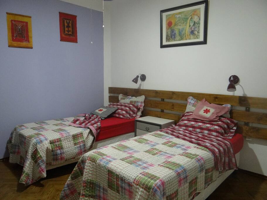 Segundo cuarto con camas configuradas de forma individual (2 camas de 1 plaza)