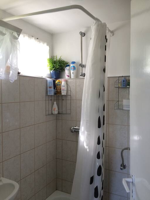 FÃ¼rdÅ: zuhany+mosdÃ³+WC