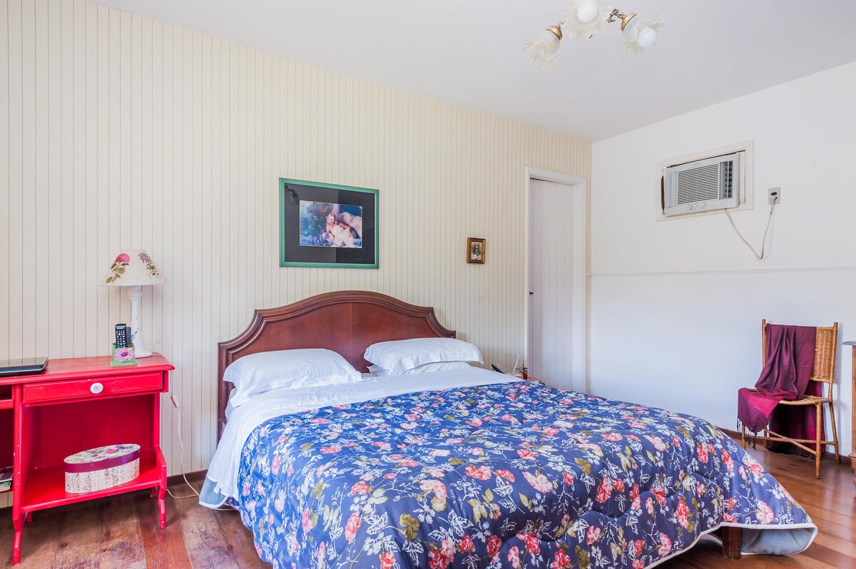 套房配有标准双人床、Tc、食物和空调 