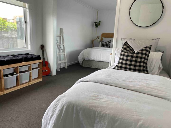 儿童度假屋1张标准双人床和1张单人床，可应要求转换为加大双人床或2张单人床。 
房间配有镀铬铸造功能的电视，并配备了工作站。
有很多玩具可以让孩子们忙碌起来！ 