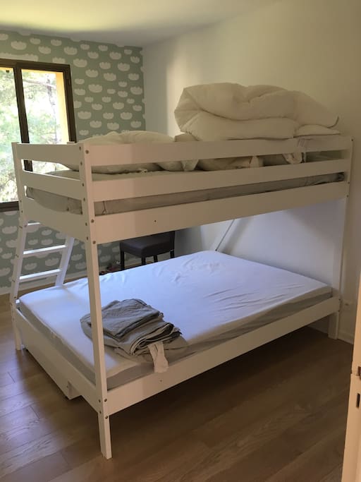 Chambre d'enfants / amis avec un lit de 140, un lit de 90 superposé, et en dépannage un lit-coffre de 90