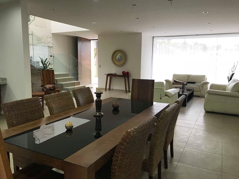Espaciosa área de sala y comedor