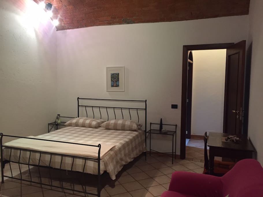 la camera da letto, con volta a botte, è dotata di letto matrimoniale, letto supplementare, ampio armadio e cassettiera per gli ospiti