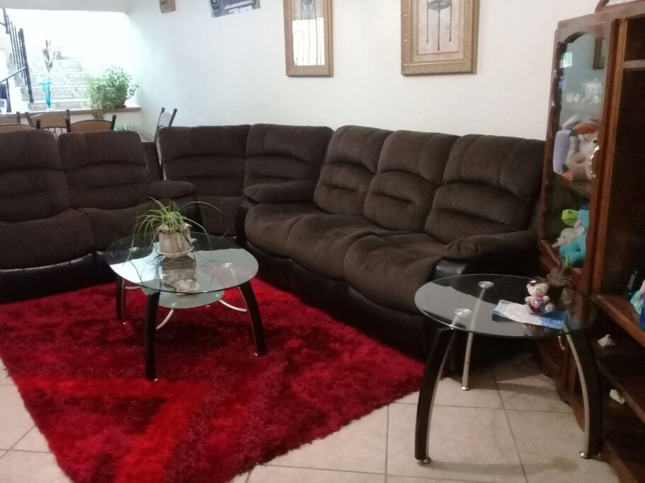 La sala es area común y cuenta con la tv.